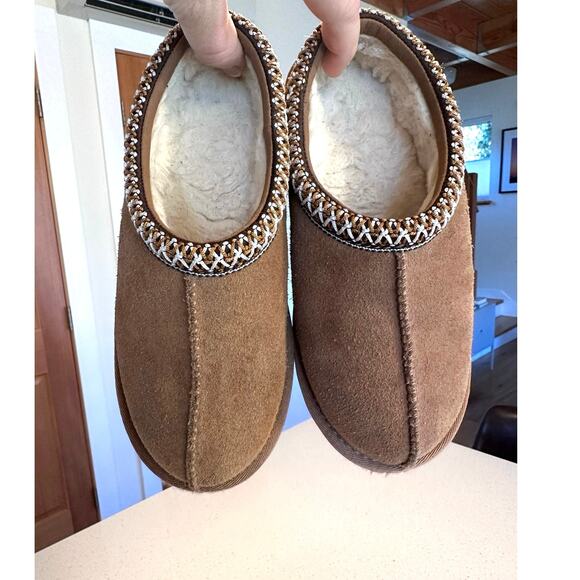 UGG Big Kids Size 2 Tasman Slipper in Chestnut Great Condition - Picture 11 of 12